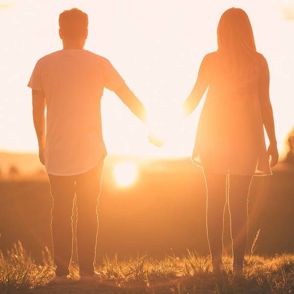 Quelle: pixabay.de Ansicht von einem Paar mit Sonnenaufgang